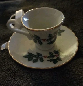 Miniatur Weiß Porzellan Teetasse Ornament Stechpalme Beere Design Goldrand - Bild 1 von 1