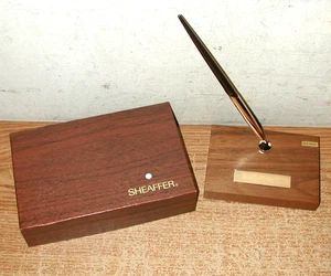 SET SCRIVANIA VINTAGE SHEAFFER PENNA A SFERA SU BASE GIREVOLE E NOCE MASSELLO CON SCATOLA - Foto 1 di 10