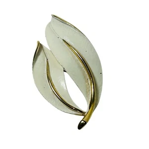 Broche Doble Hoja Vintage Sarah Coventry Esmalte Blanco Tono Dorado Firmado - Imagen 1 de 4