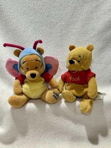 Set di 2 Disney Store Bean Bag Peluche Pooh e Pasqua 2000 Farfalla Pooh - Foto 1 di 2