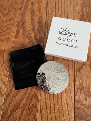 Espejo compacto Gucci Beauty Silver Flora Garden Metal GWP Foto 1 de 4