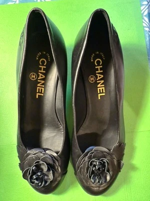 Auténticos Zapatos Planos CHANEL Zapatos de Zapatos Cuero Logo CC Flores Negros Talla 36 1/2 Usados Foto 1 de 4