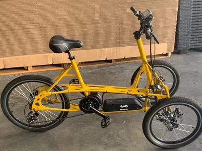 Triciclo híbrido basculante Mastretta MX3 con asistencia de par Foto 1 de 4