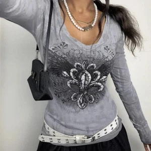 NWT Y2K Inspired Fleur De Lis Grunge Long Sleeve V Neck Shirt Graphic Top Small - Picture 1 of 9