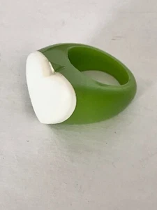 Women’s Lime Green Heart Resin And Mother- of-Pearl Ring Size 7.5 - Picture 1 of 4