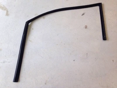 E39 BMW 97 - 03 530i 540i 528i 530i 525i Front Left LH Driver Door Glass Seal - Image 1 of 4