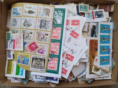 LOT de + I KILO DE TIMBRES sur fragment de papier (beaucoup de FRANCE) - Photo 1/2