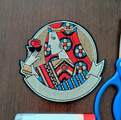 Patch de cartão redondo Queen of Hearts 3,5x3,75" bordado ferro costurado - Imagem 1 de 3