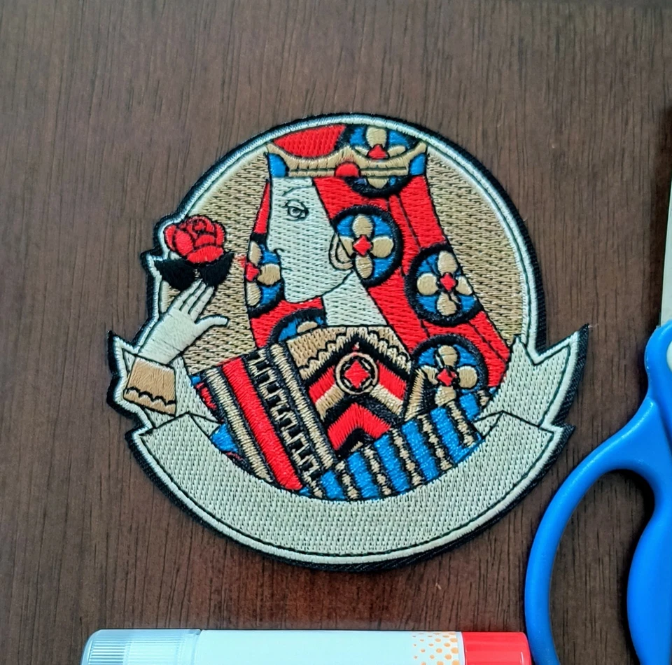 Parche de Tarjeta Redonda Reina de Corazones 3.5x3.75" Hierro Bordado Coser Foto 1 de 3