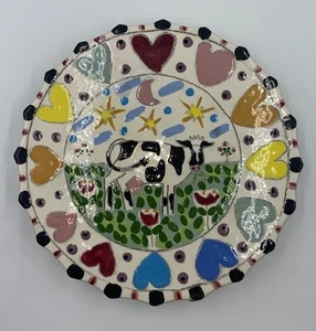 Soporte de pastel de vaca de cerámica pintado a mano Csara 92 con diseño de corazón y granja Vintage Co - Imagen 1 de 6