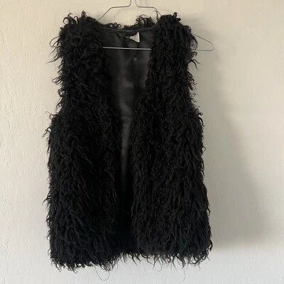 Colete de manga curta de pele sintética preta dividida H&M, tamanho 2, com bolso e fecho de gancho - Imagem 1 de 4