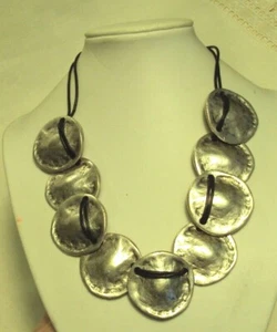 NUEVO COLLAR DECLARACIÓN MEDALLÓN BRUTALISTA NEGRO Y PLATA 18" #A - Imagen 1 de 5