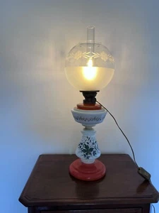 Lampada a petrolio in vetro opalino dipinto XIX sec. convertita elettrica - Foto 1 di 8