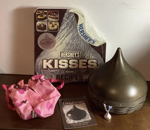MT81 2010 Longaberger Hershey Sweetheart Basket & Cookbook. Signed & Numbered Cover