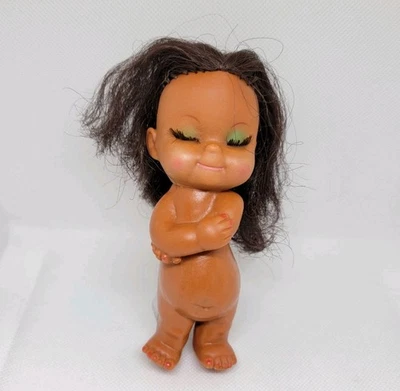 "Muñeca niña hawaiana vintage de 5,5"" de goma con ojos cerrados y brazos doblados *desnuda*" Foto 1 de 4