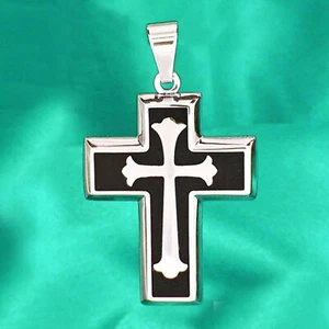 Colgante cruzado con incrustaciones de acero inoxidable plateado y negro - Imagen 1 de 4
