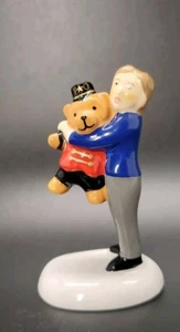 Dept 56 Snow Village Friends For Life FAO Schwarz #6009713 Dipartimento Orso Ragazzo - Foto 1 di 4
