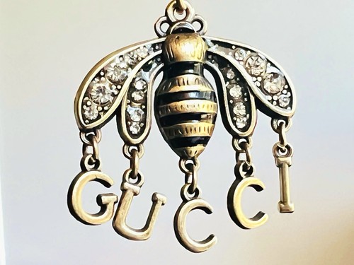 Gucci ciondolo logo GG ? api bronzo