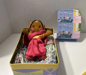 Muñeca de trapo Disney It’s a Small World Anju de la India en lata coleccionable con tarjeta informativa - Imagen 1 de 17