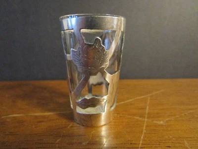 Gafas de chupito superpuestas de plata esterlina de colección diseño foliado perseguido a mano .925 11 oz Foto 1 de 4