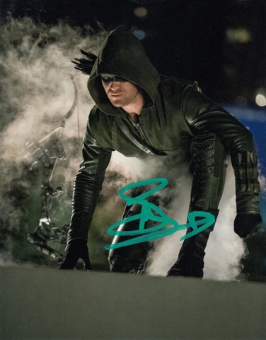 Stephen Amell autograph signed Arrow 10x8 photo AFTAL & UACC [15274] Cover