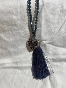 Collar de borla plateado con cuentas de corazón - Imagen 1 de 5