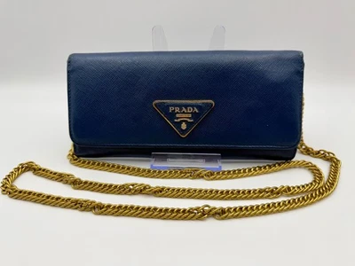 Cartera Larga PRADA Azul Saffiano Triángulo Cadena Continental | Logo Triángulo | Certificado de Autenticidad Foto 1 de 4