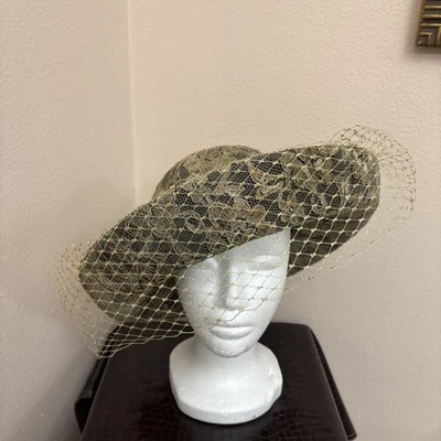 Sombrero clásico de dama Whittall & Shon con mucho dorado y flores lana dorada/marrón Foto 1 de 4