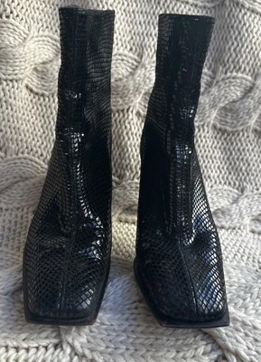 Botines Stuart Weitzman Negro Piel de Caimán Punta Clásicos Tacón de Gatito Talla 5 Foto 1 de 4