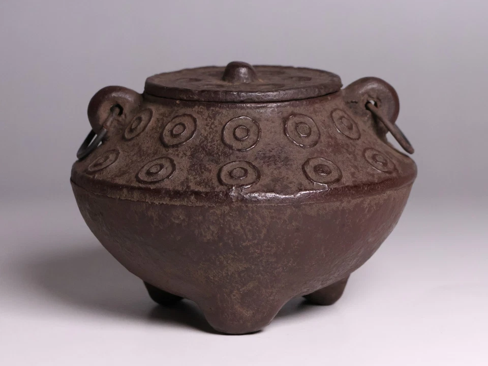 Quemador de incienso japonés de hierro de tres patas ceremonia del té de 3,7 pulgadas por Daikokuzo Foto 1 de 4