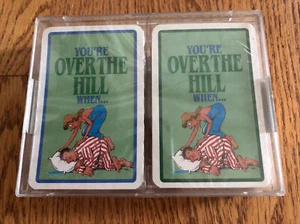 De Colección Sellado You're Over the Hill When Playing Cards Doble Mazo Juego Mordaza Regalo Nuevo - Imagen 1 de 9