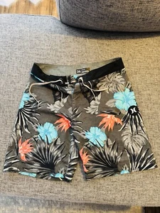 Hurley Swim Herren Boardshorts mit Blumenmuster Größe 26 - Bild 1 von 3