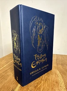 Die Bücher von Earthsea: Illustrierte Ausgabe HB Ursula K. Le Guin SIGNIERT Charles Vess - Bild 1 von 12