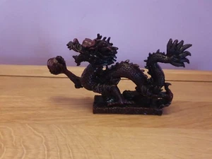 Figura cinese drago/cane orientale rosso scuro con resina palla lunga 22 cm. Feng Sui - Foto 1 di 4