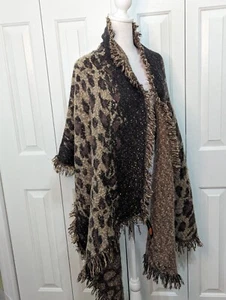 Bufanda envolvente INC detalle de flecos grande tono leopardo con escamas de oro tela suave  - Imagen 1 de 12