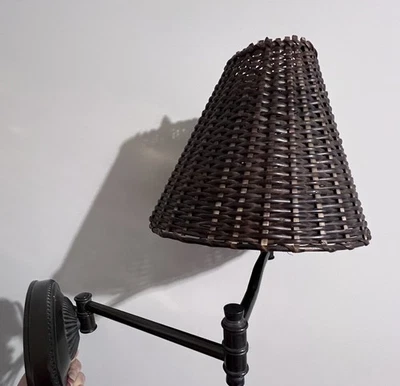 Lámpara de pared con brazo oscilante pantalla de mimbre enchufable acabado bronce azul antiguo Foto 1 de 4