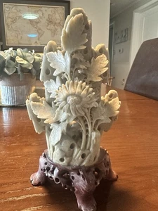 "Escultura de flor de crisantemo tallada en piedra de jabón china vintage de 8"" sobre soporte" - Imagen 1 de 4