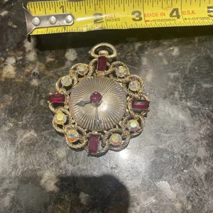 Vintage Hollywood Regency Zifferblatt Anhänger/Brosche Faux Rubin und Strass - Bild 1 von 4