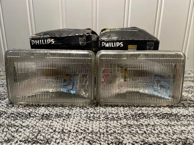 A Pair (2) NOS NEW VTG Philips 4652 Low Beam Halogen Headlamp 12V 3 Lug USA - Image 1 of 4
