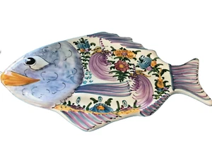 PLATO GRANDE PINTADO A MANO EN FORMA DE PESCADO/DECORACIÓN FLORAL MULTI - Imagen 1 de 6