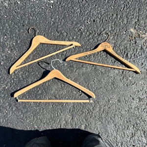3 vecchi appendiabiti in legno Harrisburger Irving Yegerwald New Canaan Furrier - Foto 1 di 2