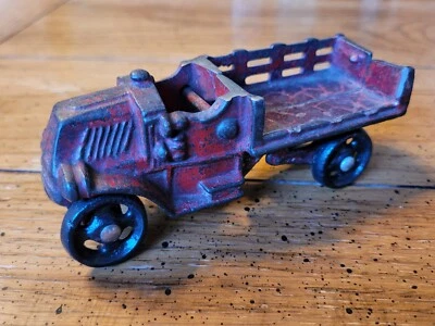 Antiguo camión vintage con plataforma de estacas de hierro fundido. 4 3/4" de largo Foto 1 de 4