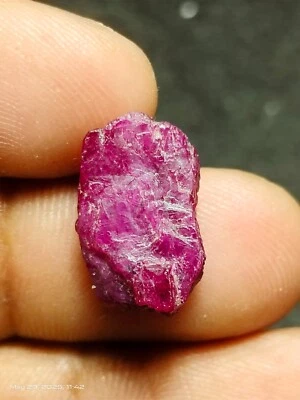 AAA Quality 100% Natural Red Ruby Rough from Earth Size 17X11X5 mm Weight 11 crt - Image 1 of 3