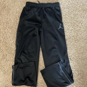 Jordan Youth Large Therma-Fit Black Sweatpants  - Picture 1 of 5