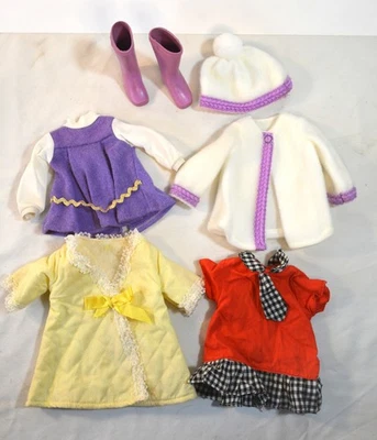 Vestido escolar de terciopelo lavanda ideal de colección años 70, abrigo/sombrero, bata, vestido a cuadros y botas Foto 1 de 3