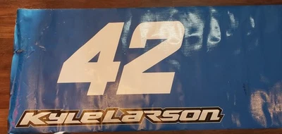 Estandarte de pared de pozo Kyle Larson #42 Advent Health Chip Ganassi Racing 30 aniversario  Foto 1 de 4