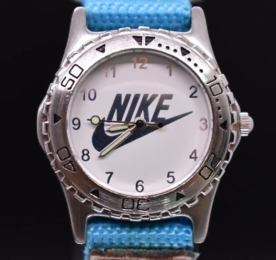 Reloj De Colección NIKE SWOOSH Mujer Esfera Blanca Tono Plateado Correa de Nylon BATERÍA NUEVA Raro Foto 1 de 4
