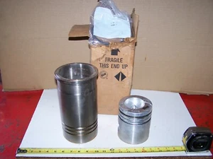 NOS INTERNATIONAL HARVESTER NAVISTAR DT466 Piston & Sleeve Kit 1802581C94 NICE!! - Picture 1 of 12