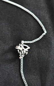 SAINT LAURENT Silberfarbene CASSANDRE Twist Anhänger Kette Halskette Gr. M #651779 - Bild 1 von 10