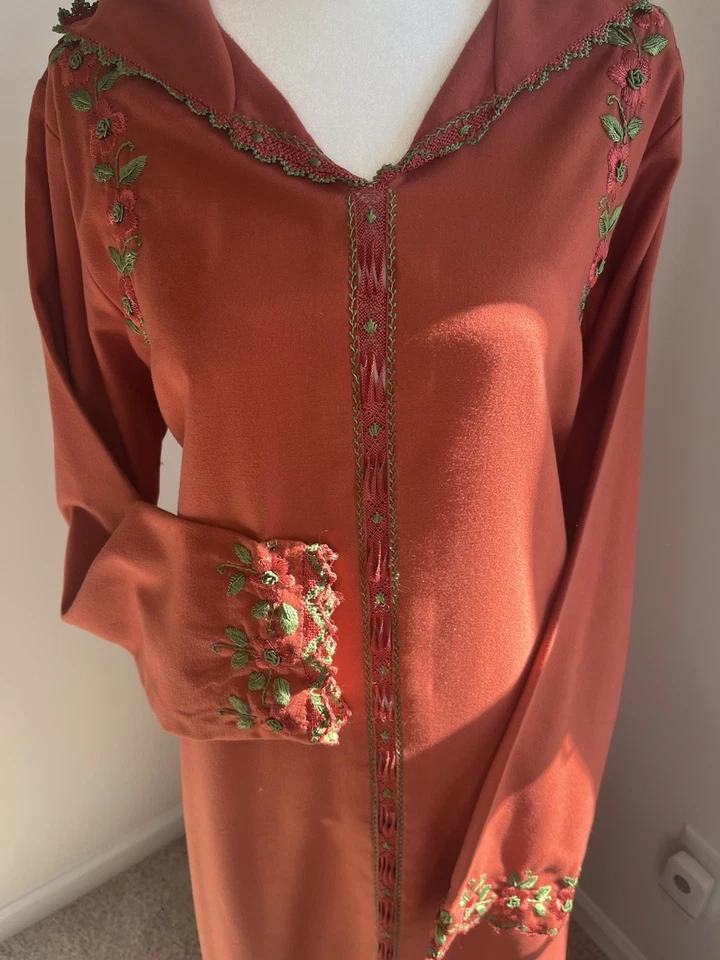 Jalaba Mlifa Hecho a Mano Randa Y Bordado Usado Una Vez M/L Foto 1 de 4